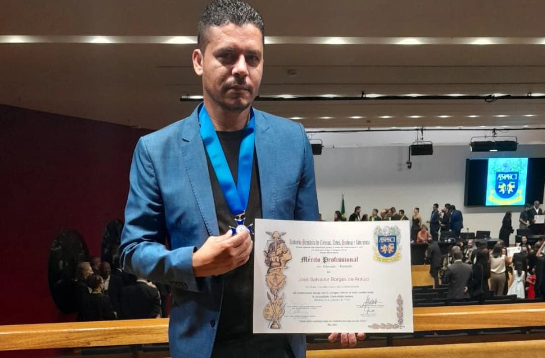 Professor oeirense recebe comenda nacional em educação em cerimônia na Câmara dos Deputados em Brasília