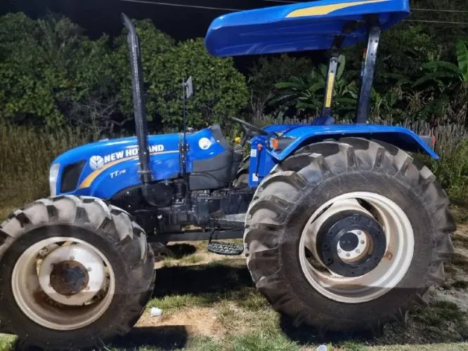 Zé Raimundo entrega trator para produtores do Riacho Fundo, zona rural de Oeiras