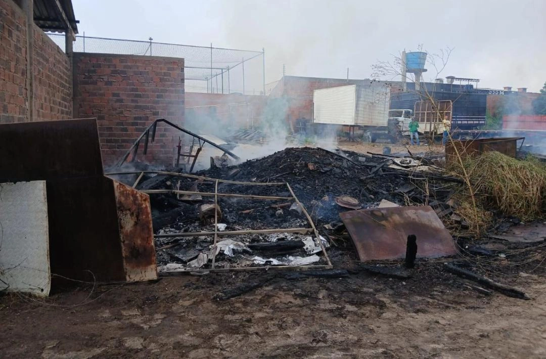 Incêndio de grandes proporções destrói 12 ônibus escolares na zona Sul de Teresina