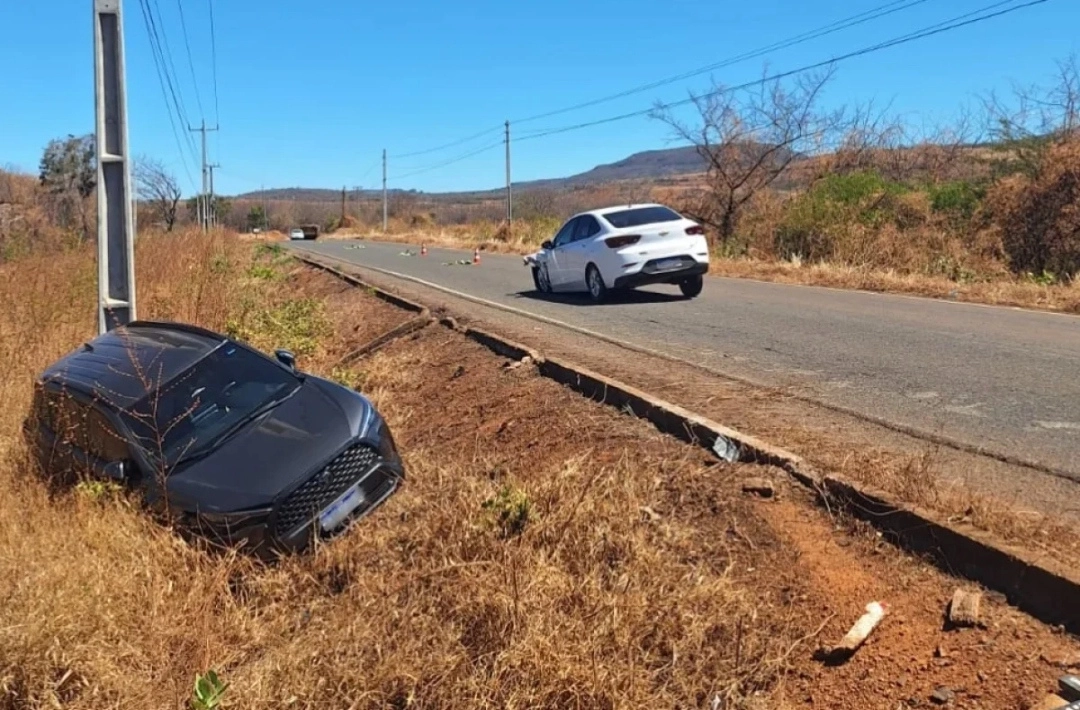 Colisão traseira entre dois carros é registrada na PI-238 entre Bocaina e Picos