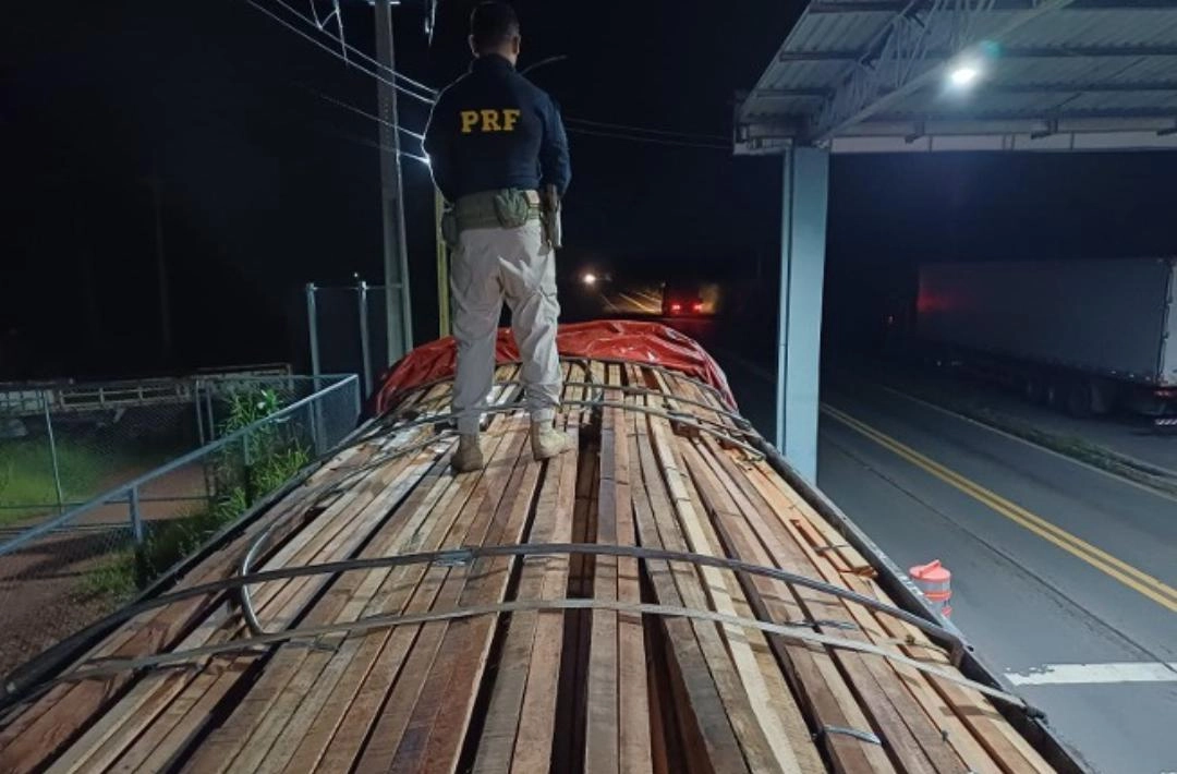 PRF apreende carga de madeira irregular e comprimidos durante fiscalização em Ipiranga do Piauí