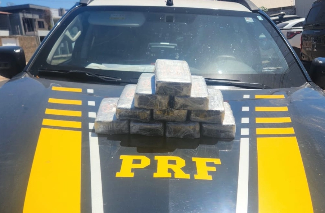 Motorista foge durante abordagem da PRF e é preso com 10,5 kg de pasta base de cocaína em Picos