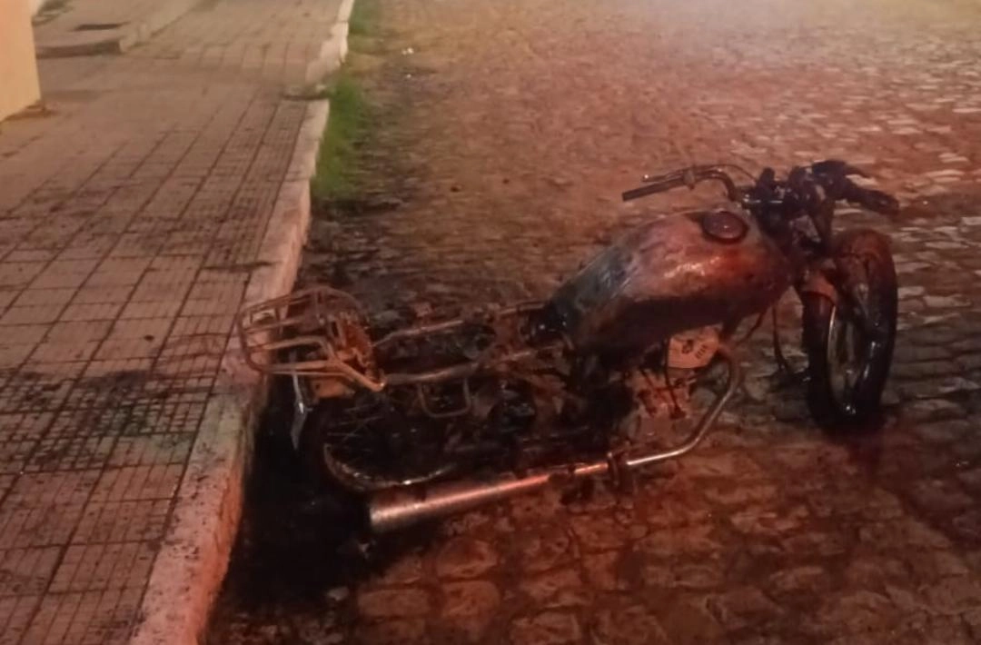 Motocicleta fica destruída após pegar fogo na Praça da Bandeira, em Oeiras