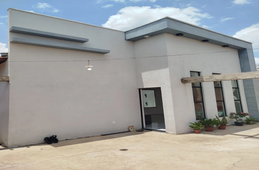 Casa à venda em Oeiras combina espaços amplos, planejamento e conforto em cada ambiente