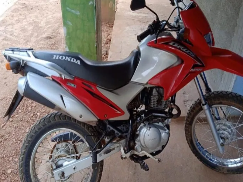 Moto Honda Broz é furtada próximo a clube em Oeiras