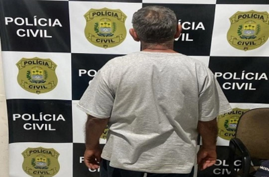 Homem suspeito de homicídio é preso em Wall Ferraz do Piauí e conduzido à delegacia de Oeiras