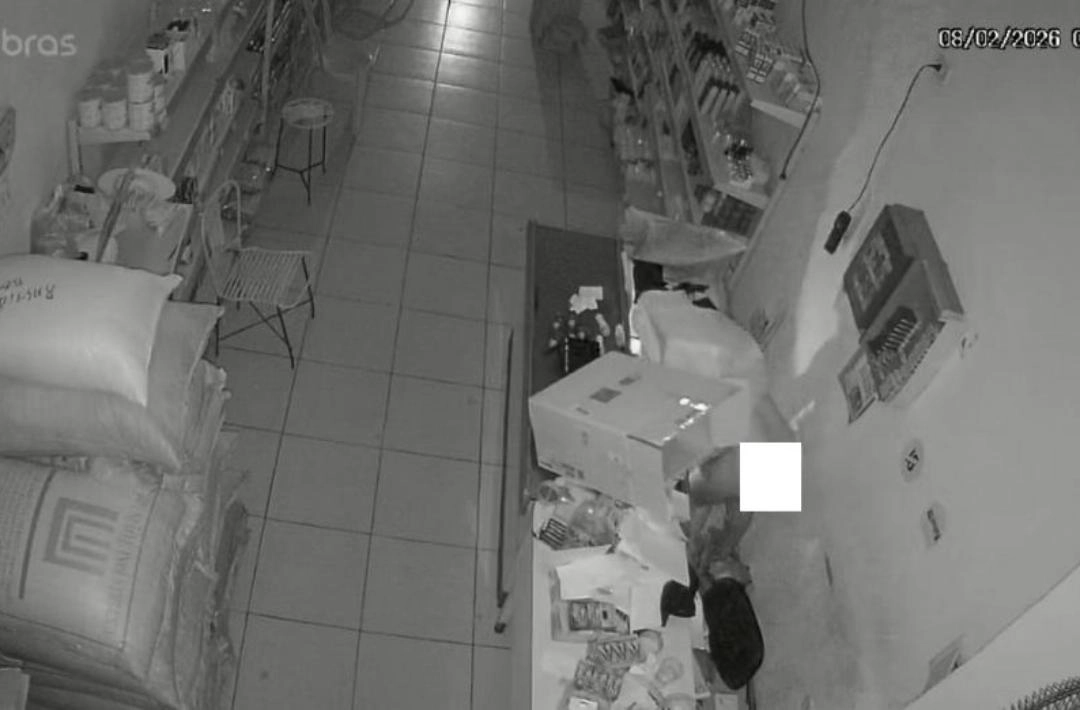 VÍDEO: Nu e com uma caixa na cabeça, homem furta mercadinho no Centro de Oeiras 