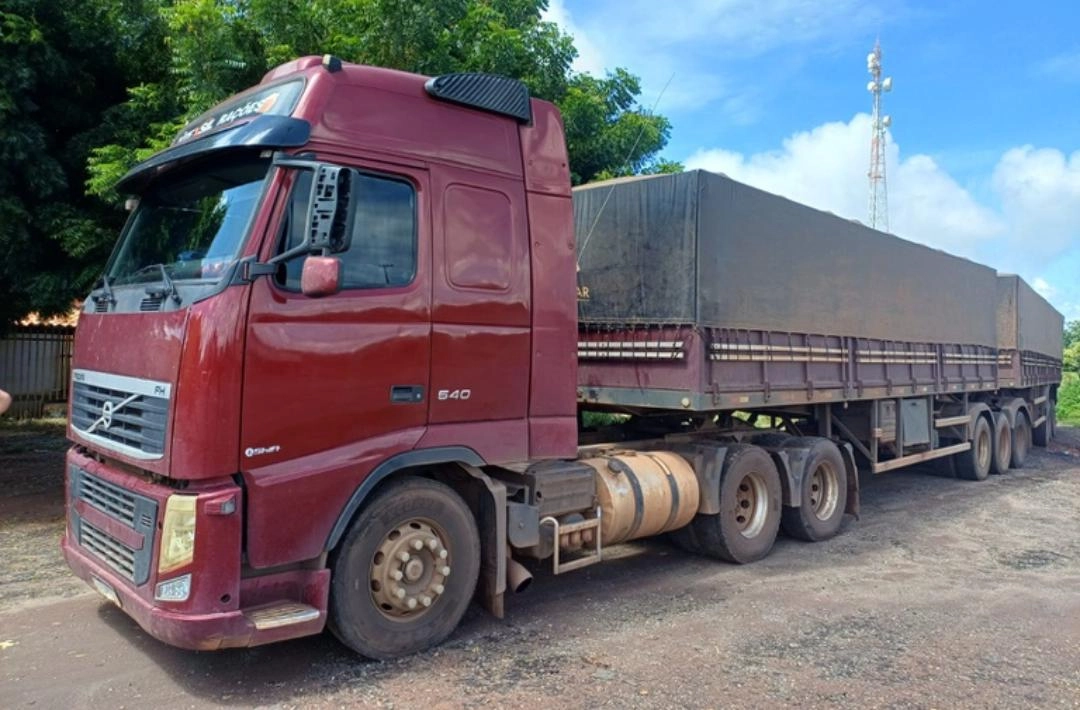 PRF flagra veículo de carga com quase 100 toneladas e diversas irregularidades durante fiscalização em Picos