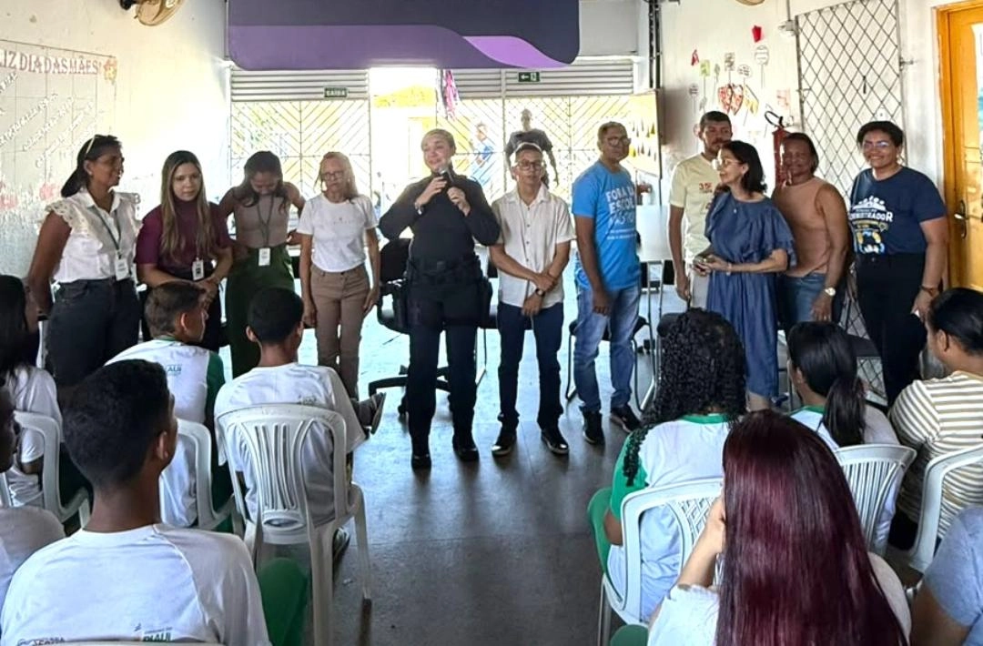 Coronel Elizete ministra palestra sobre os impactos das drogas para alunos do Ceti Orlando Carvalho