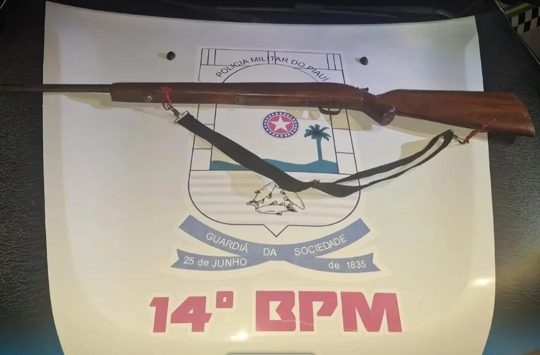 PM apreende espingarda artesanal e conduz homem por ameaça em Oeiras