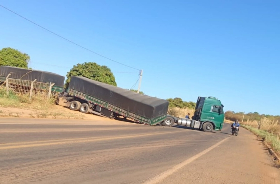 Semirreboque se desprende de carreta e deixa trânsito parcialmente interrompido na BR-230 em Oeiras