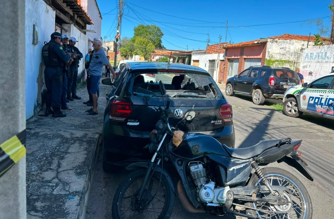 Porteiro morre após passar mal e colidir moto em carro estacionado em Teresina