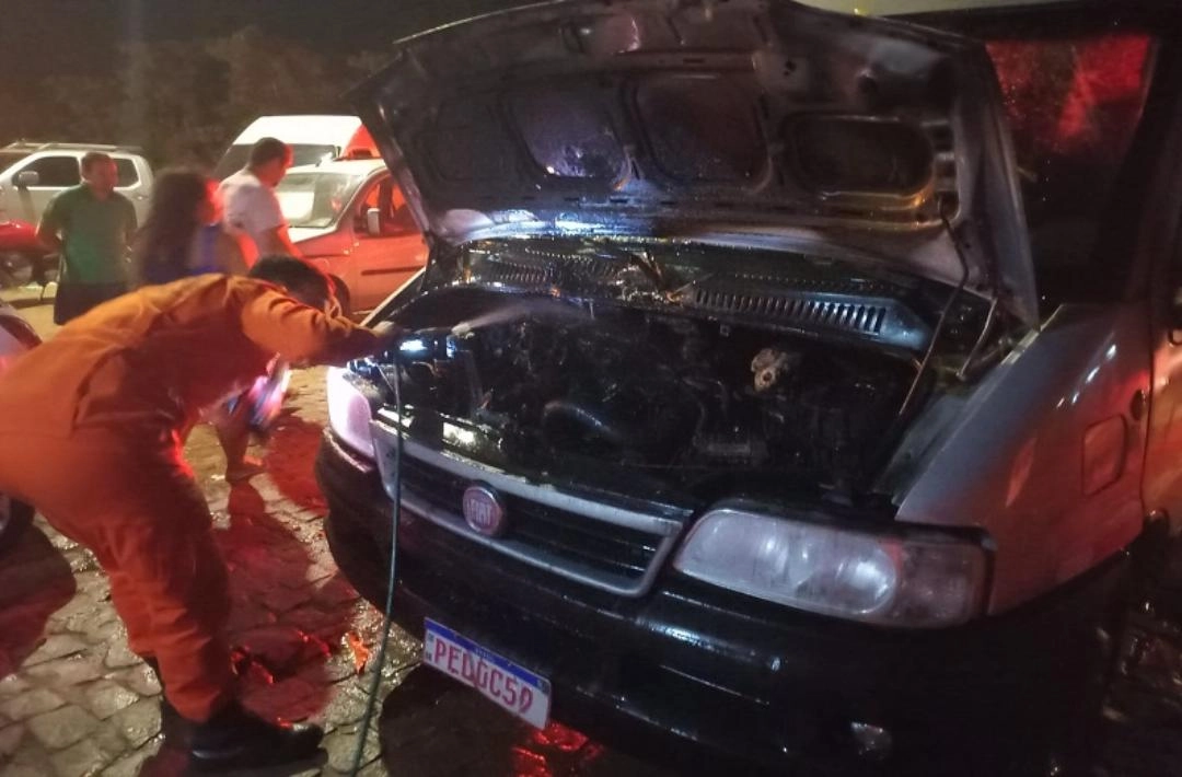 Incêndio em veículo é controlado pelo Corpo de Bombeiros em Oeiras