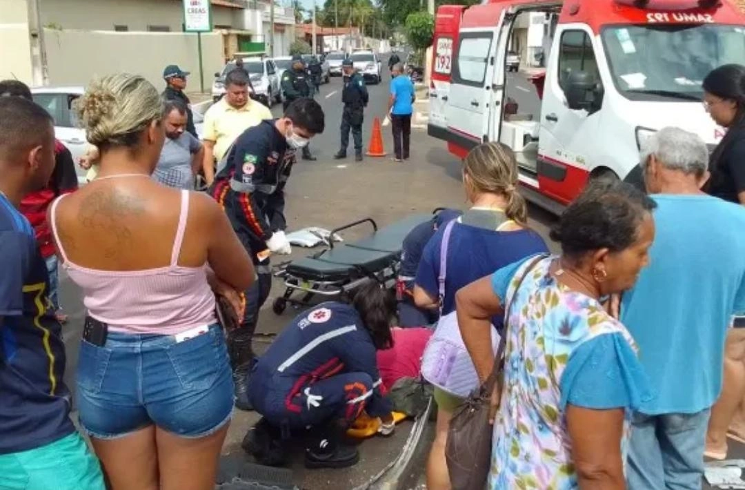 Motociclista fica ferido após colisão em cruzamento no centro de Oeiras