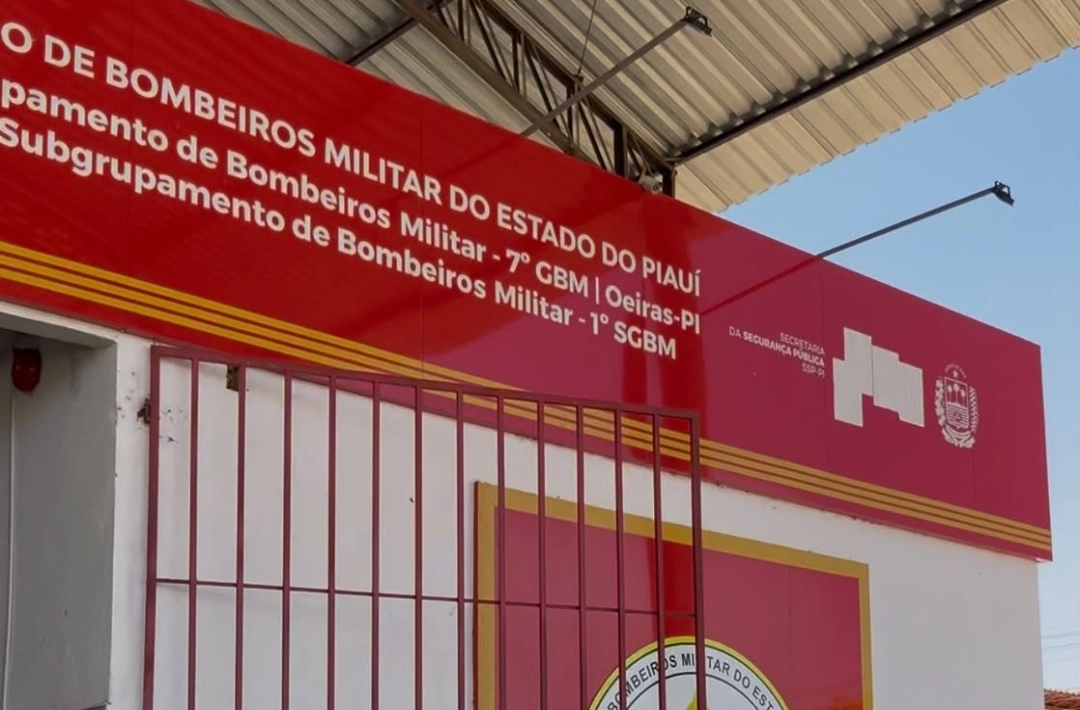 Bebê é socorrido por bombeiros após chegar engasgado à unidade em Oeiras