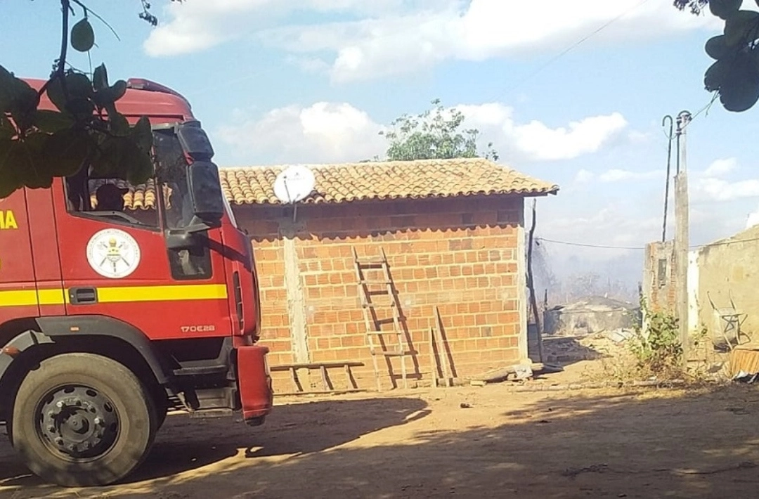Incêndio florestal mobiliza Corpo de Bombeiros por mais de cinco horas na Vila José Paulino, às margens da BR-230