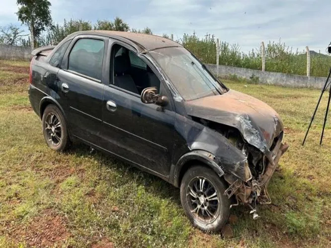 Dupla rouba veículos, capota carro durante fuga e troca tiros com a PM no Piauí