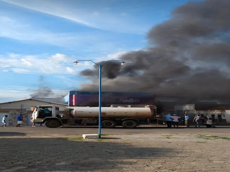 Incêndio destrói supermercado em Colônia do Piauí