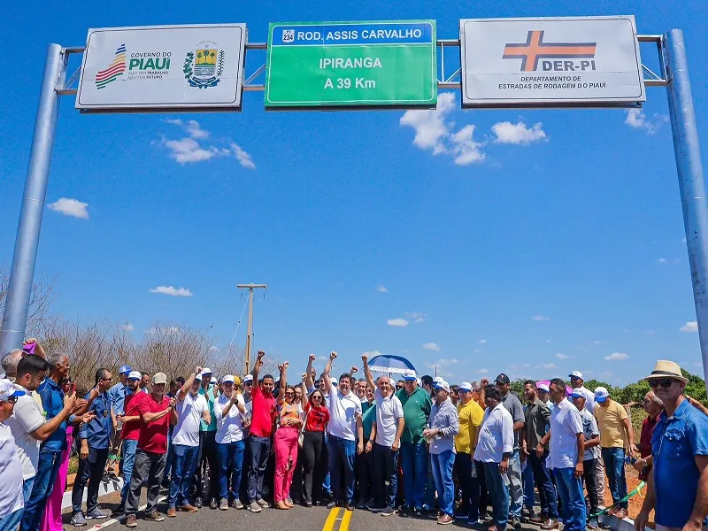 Governador inaugura PI-234 em Oeiras e entrega calçamento e títulos de terra em São João da Varjota