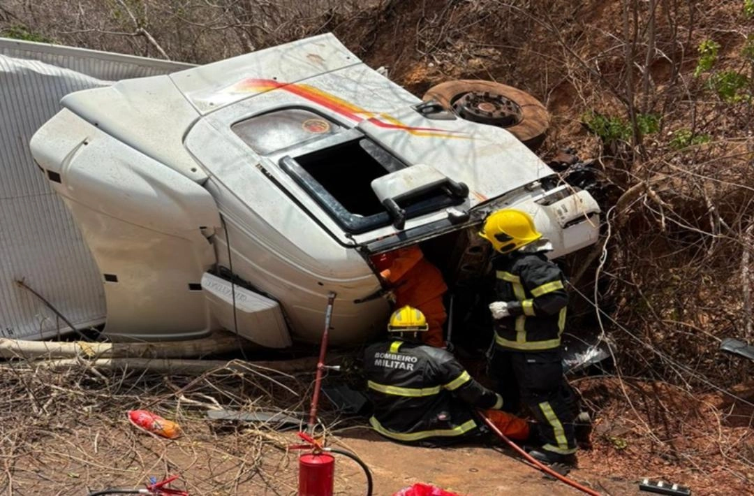 Acidente na Ladeira da Bananeira deixa mulher e criança presas às ferragens