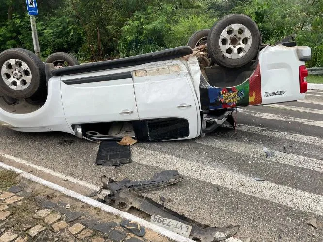 Homem sofre acidente no dia do aniversário e capota S10 em ponte de Teresina