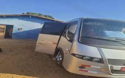 Condutor de microônibus perde controle e colide com residência em Oeiras