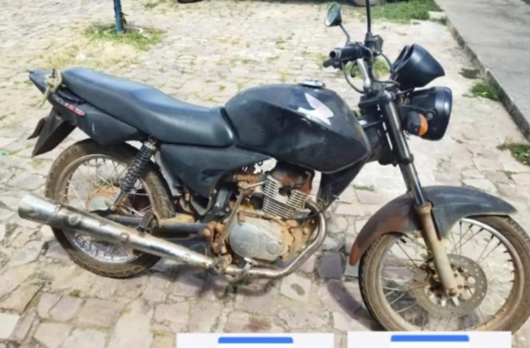 Polícia Militar apreende motocicleta com sinais identificadores adulterados no bairro Várzea