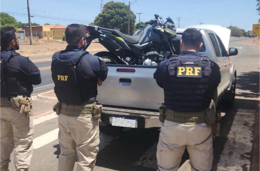 PRF apreende caminhonete e motocicleta roubadas na BR-316 em Picos