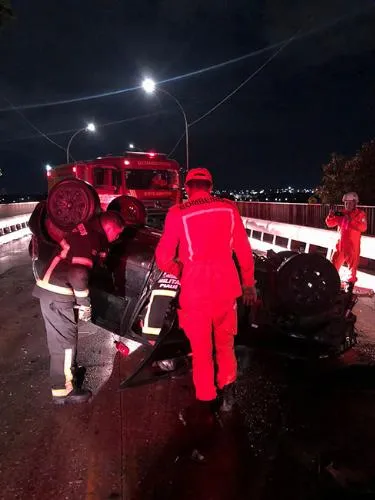 Motorista capota após colidir carro em mureta de concreto da Ponte da Tabuleta, que liga PI ao MA