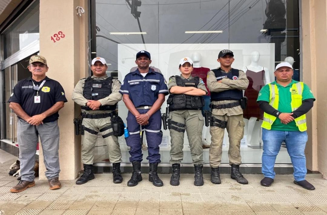 SUTRAN e Polícia Militar visitam estabelecimentos do centro comercial e orientam sobre regras de trânsito em Oeiras