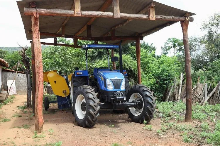 Prefeito entrega trator para produtores do Mocambo-Malhada Grande, em Oeiras