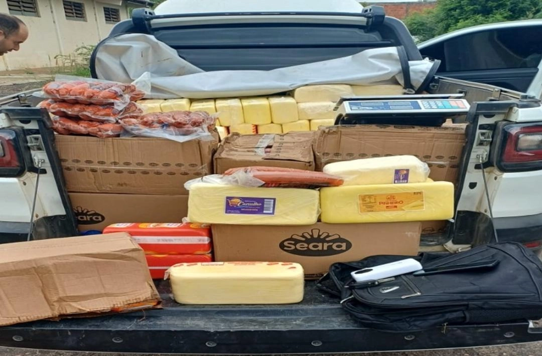 PRF localiza caminhonete roubada e apreende grande carga de laticínios sem nota fiscal que seriam comercializados em Oeiras e Picos 