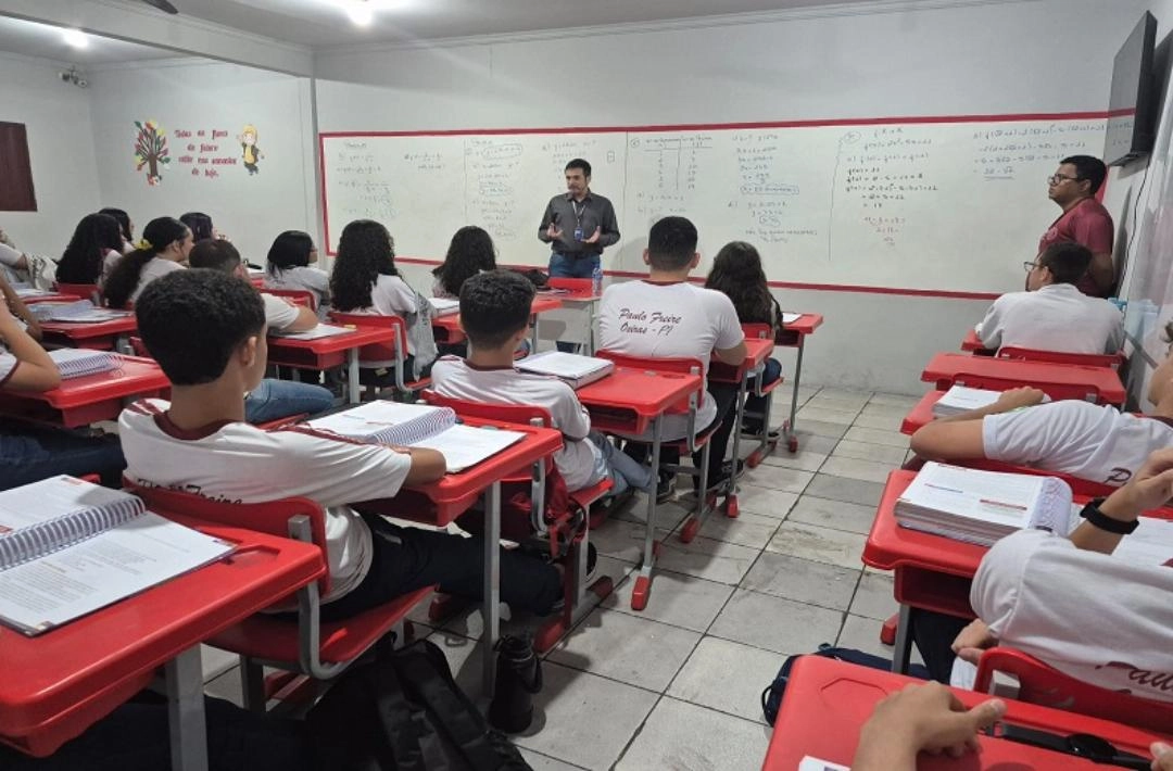 Consultor pedagógico do SAS realiza atividades com estudantes e formação de professores na Sociedade Educacional Paulo Freire