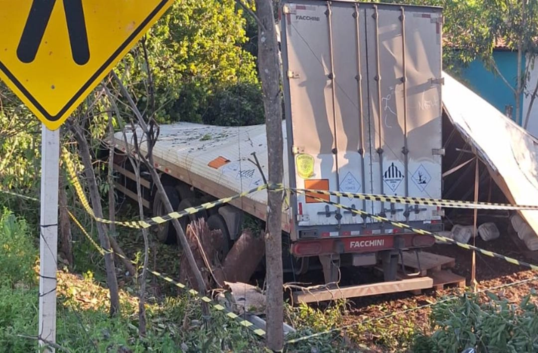 Motorista morre após tombar veículo e carga de produtos tóxicos cair em riacho