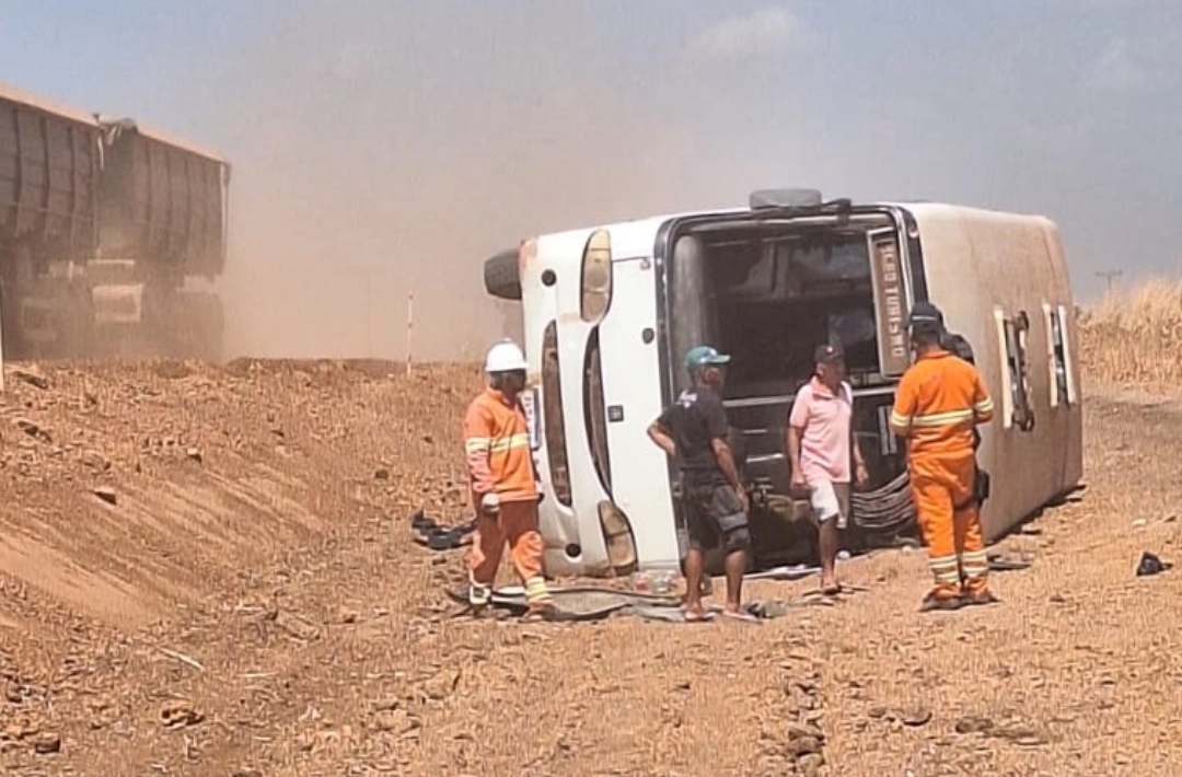 Cinco pessoas ficam feridas após ônibus tombar na zona rural de Uruçuí