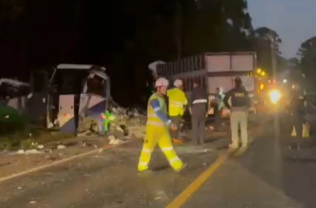 Batida entre ônibus e carreta deixa 23 mortos no Paraná; veículo levava paciente