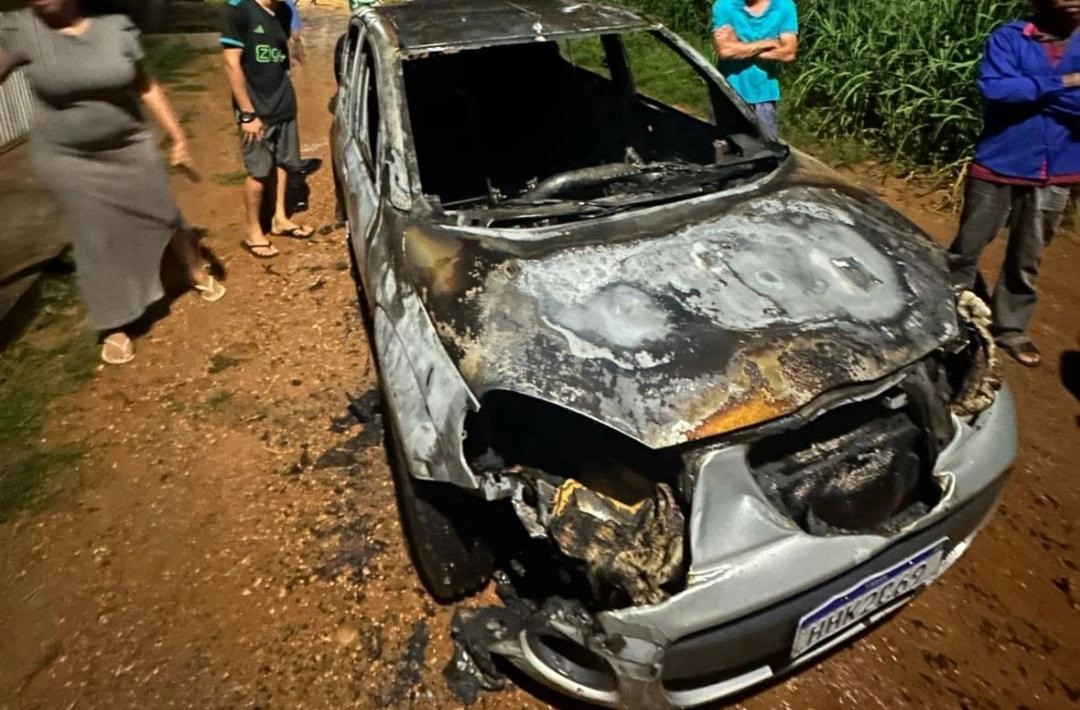 Carro de motorista de transporte alternativo é incendiado após corrida ser solicitada em Oeiras; vídeo!