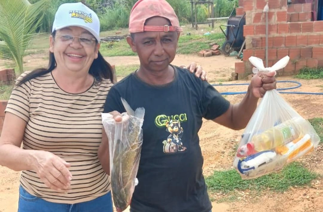 Vereadora Júlia Marques entrega peixes e cestas básicas a famílias de Cajazeiras do Piauí