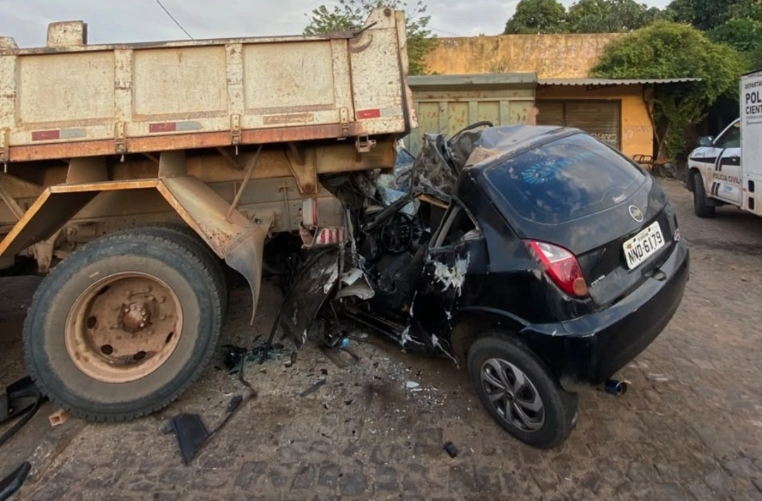 Motorista morre após carro atingir caçamba estacionada na BR-316, em Teresina