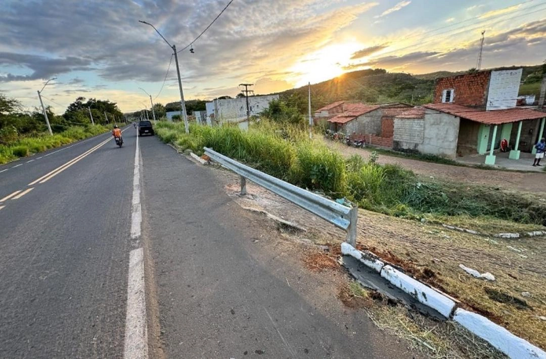 SUTRAN e Secretaria de Obras bloqueiam acesso ao bairro Várzea próximo à ponte sobre o riacho Mocha