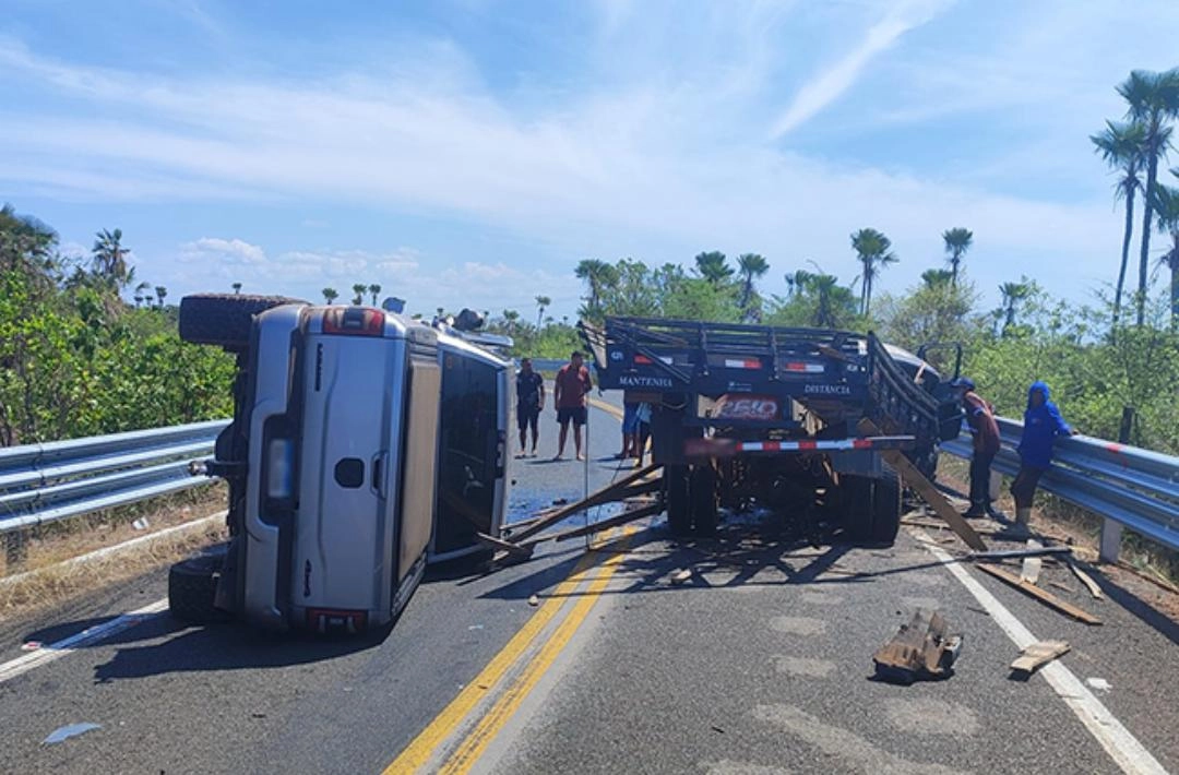 Caminhoneiro morre carbonizado após colisão com caminhonete na PI-115