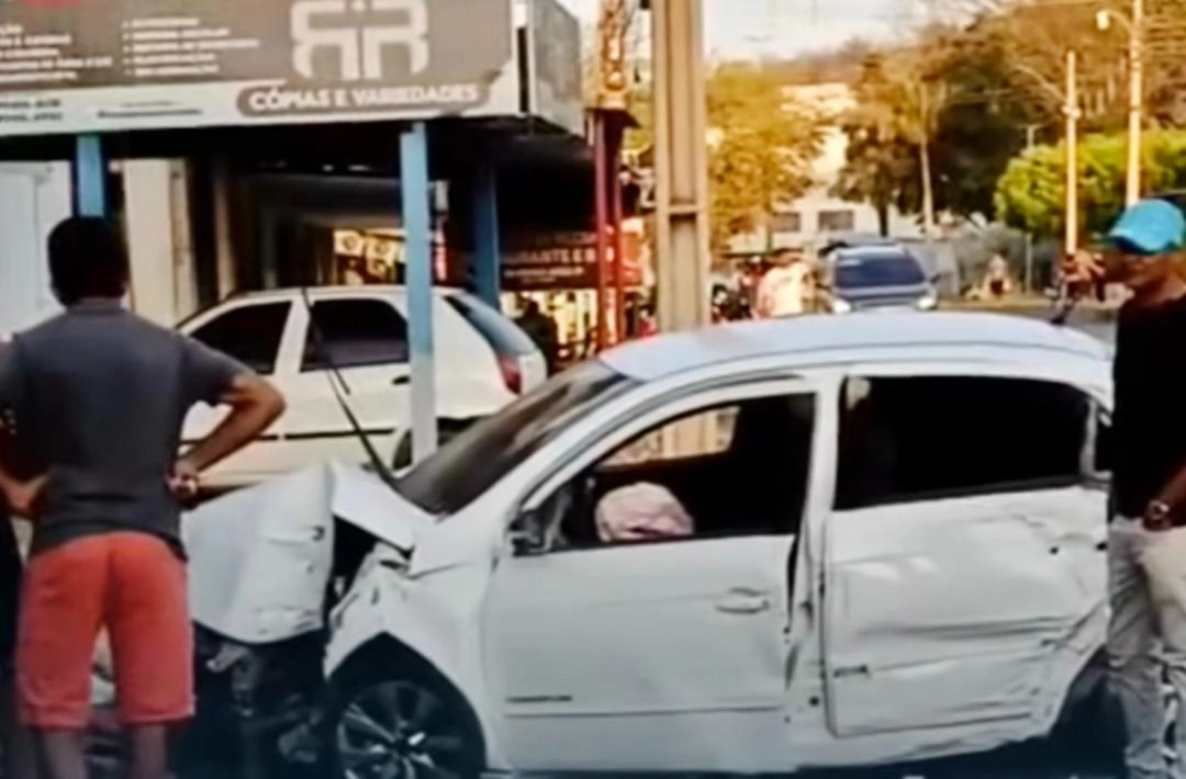 Carro perde o controle e invade calçada na avenida Anísio da Luz em Picos