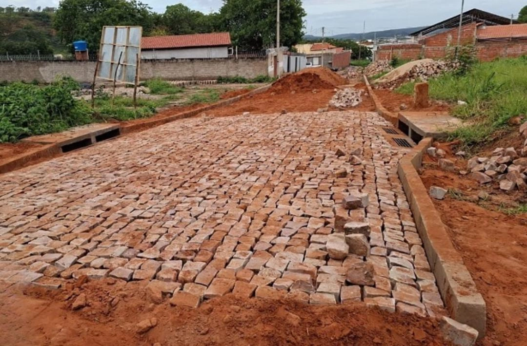 Governo do Piauí investe mais de R$ 1 milhão na pavimentação de 8 mil m² de ruas em Oeiras