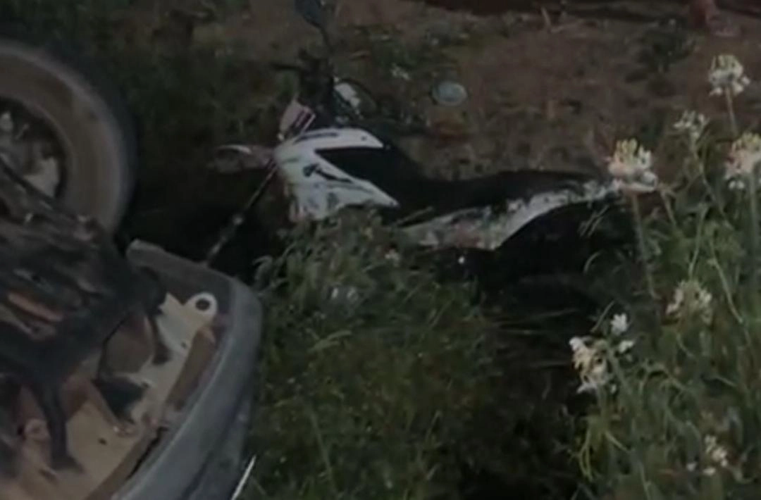 Em Fronteiras, carro capota após colisão com moto e deixa feridos