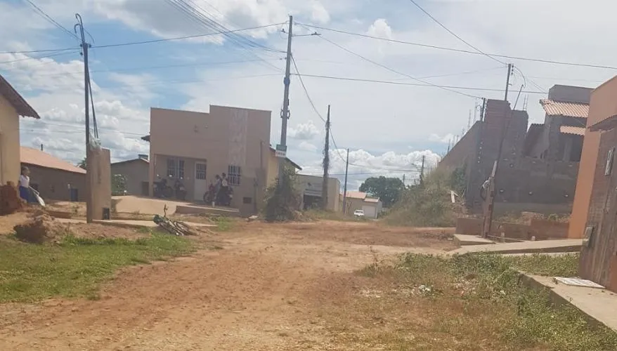 Ruas do bairro Rosário em Oeiras estão sem serviço de limpeza pública e roçagem