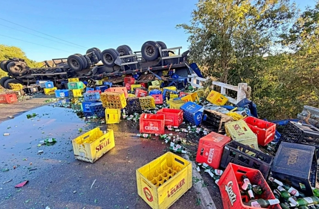 Carreta carregada de cerveja tomba após colisão em Francisco Macedo