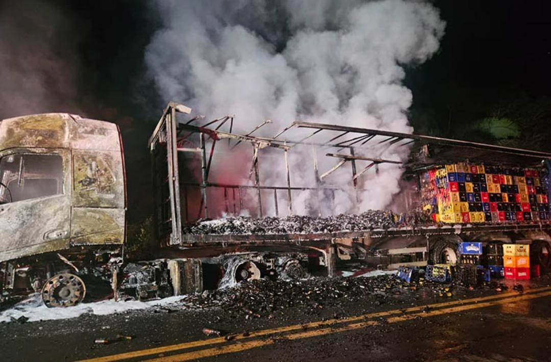 Carreta carregada de cerveja pega fogo e fica destruída em Monsenhor Gil