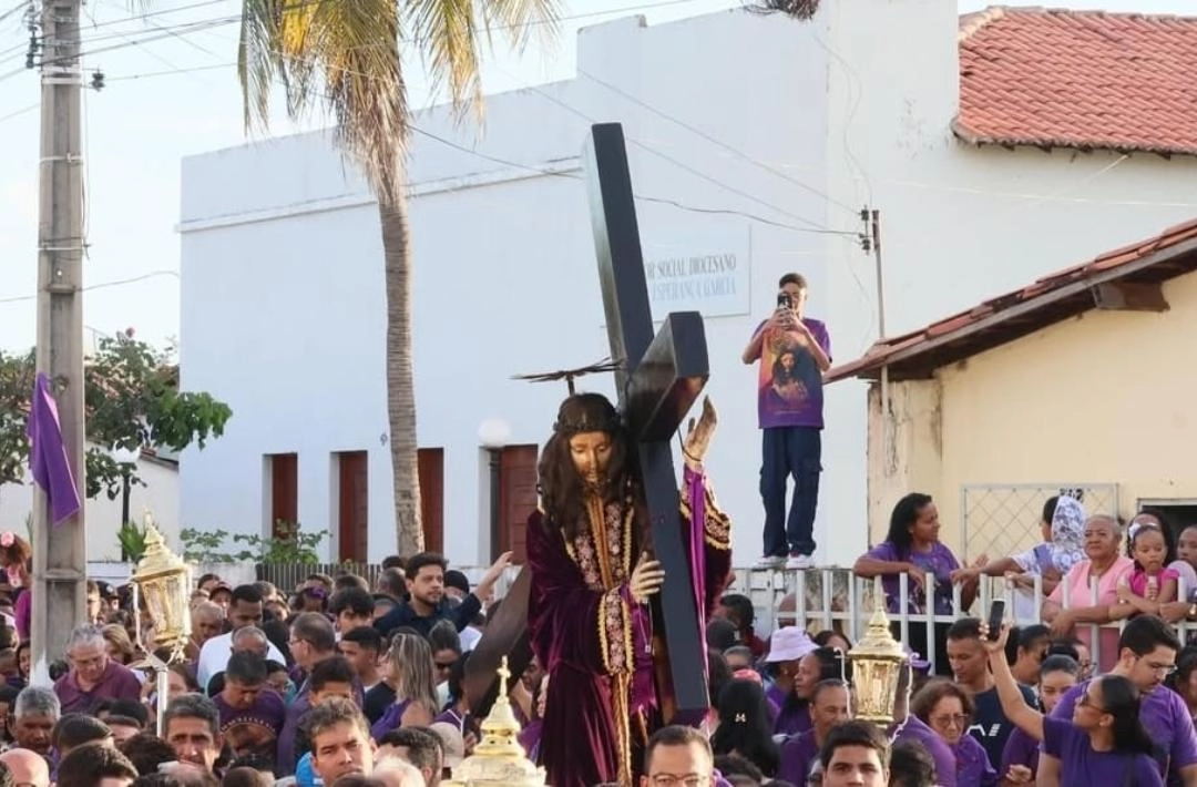 Procissão dos Passos percorre ruas de Oeiras e reúne multidão em tradição secular