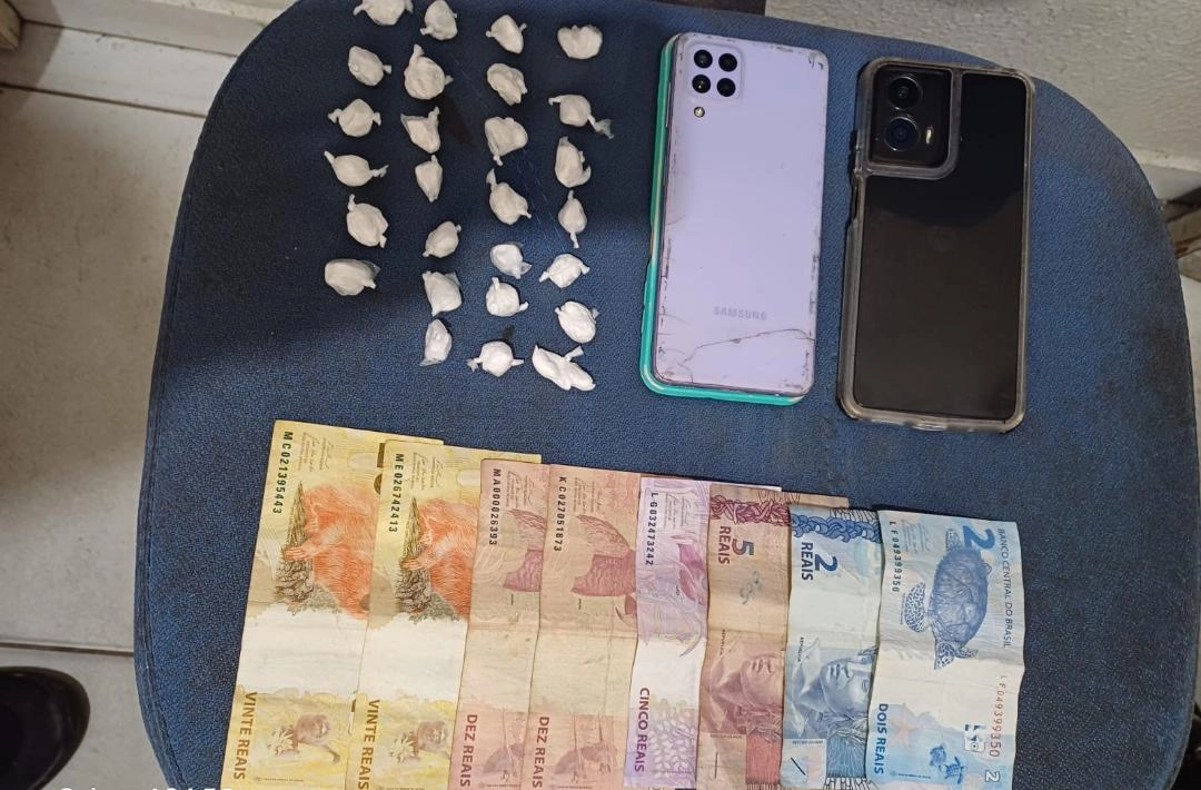 Adolescente é apreendido com drogas e celulares durante patrulhamento da Polícia Militar