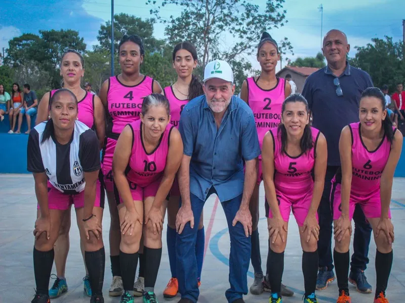 Prefeito Zé Raimundo inaugura quadra poliesportiva na Tapera dos Tonicos, zona rural de Oeiras